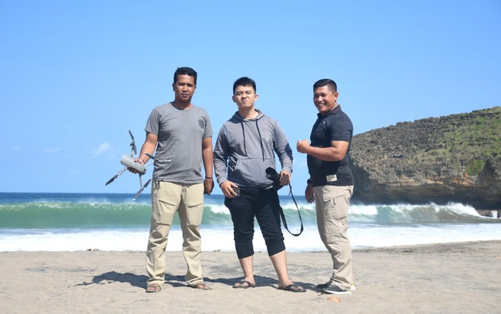 Kapenrem 081/DSJ Mayor Eko Sudarto berekreasi di pantai Ngiroboyo Pacitan 