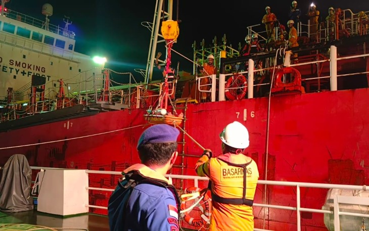 Diduga Keracunan Zat Kimia Berbahaya Tim SAR Gabungan Berhasil Evakuasi 2 Orang Crew Kapal Tanker Negara Luar 