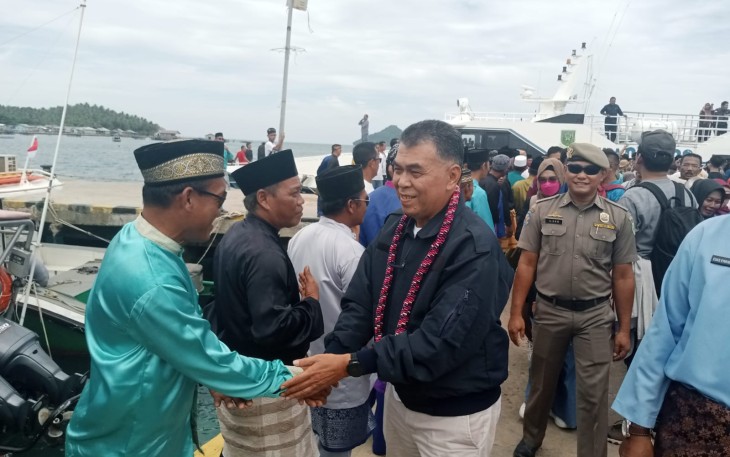 Ratusan Masyarakat Serasan Sambut Kedatangan Bupati dan Wakil Bupati Natuna 