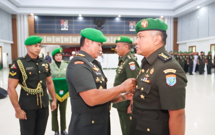 Pangdam XII/Tpr Mayjen TNI Iwan Setiawan melantik Kapendam XII/Tpr Kolonel Arm Fajar Catur Prasetyo 