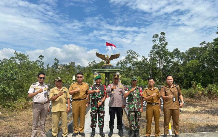Foto bersama di Tugu Kedaulatan RI - Malaysia 