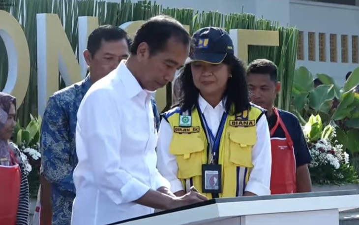 Presiden Jokowi menandatangani prasasti peresmian rehabilitasi Pasar Jongke, Kota Solo, Jawa Tengah, pada Sabtu (27/7/2024)