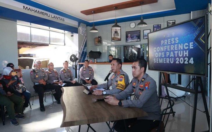 Ditlantas Polda Jatim saat konferensi pers 