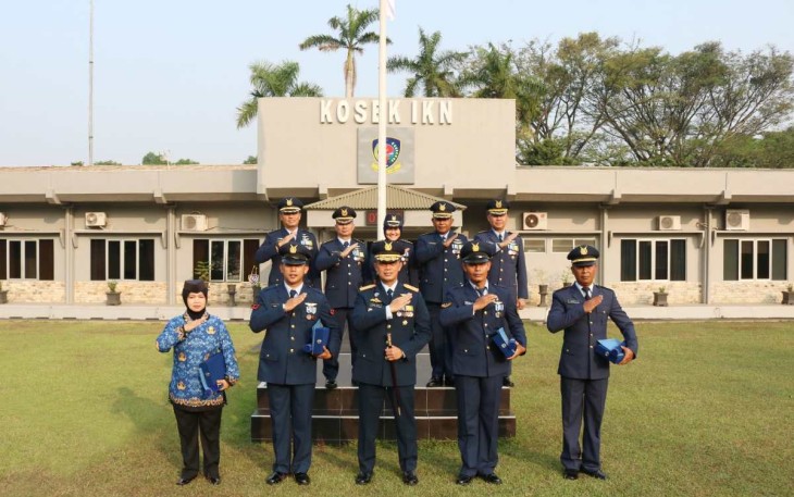 Dankosek IKN Marsma TNI Abdul Haris foto bersama prajurit berprestasi 