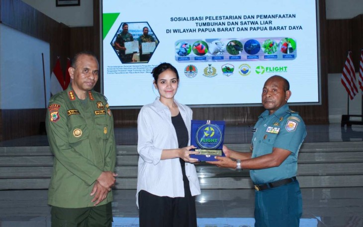 Kadiskum Koarmada III Kolonel Laut (KH) Abdul Halid Sabale saat menerima cenderamata 