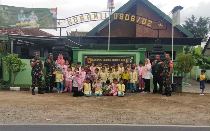 Foto bersama di depan Mako Pogalan