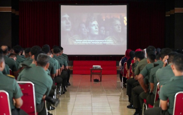 Nobar film De Oost keluarga besar Korem 121/Abw