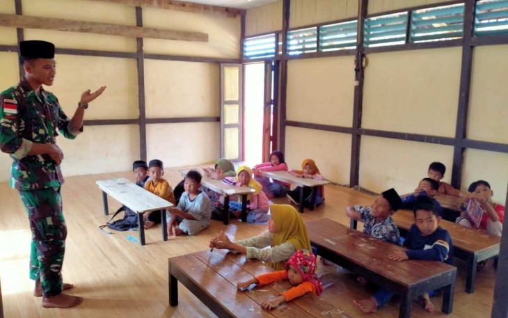 Personel satgas Yonzipur 5/ABW saat memberikan ilmu agama di TPA