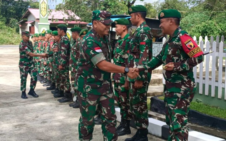Danrem 121/Abw Brigjen TNI Luqman Arief disambut Dansatgas Yonzipur 5/ABW Letkol Czi Shobirin 