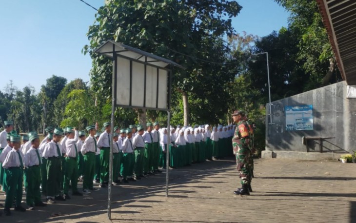Peltu Yuli Kuswanto Bersama Anggota Koramil Ngunut Latih PBB Siswa MI Al Ifadah