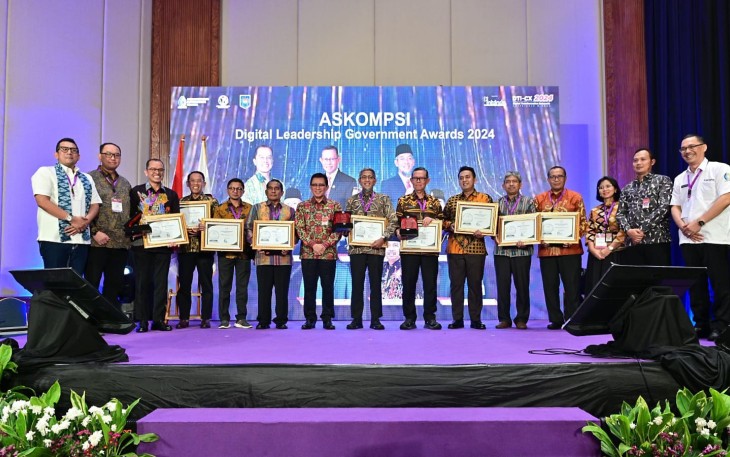 Restuardy Daud Serahkan Penghargaan pada Ajang ASKOMPSI Digital Leadership Government Awards 2024 