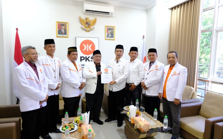 PKS Jatim Serahkan SK DPP ke Dua Paslon Cakada-Cawakada 