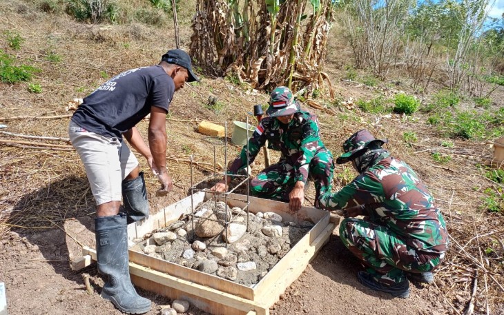 Kolaborasi Satgas Yonkav 6/Naga Karimata dan UPF Dalam Membangun Pilar Batas Negara 