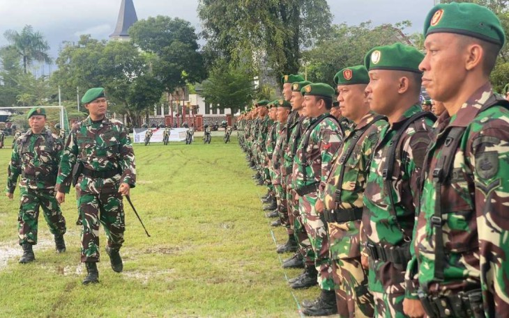 Dandim 1403/Palopo Letkol Arm Kabit Bintoro saat pengecekan pasukan, Rabu (7/8)