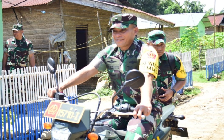 Naik Sepeda Motor Trail Brigjen TNI Heri Susanto Cek Hasil Sasaran Fisik di Lokasi TMMD Kodim 0204/DS