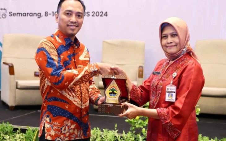 Kadinkes Provinsi Jateng Yunita Dyah Suminar saat menerima cenderamata 