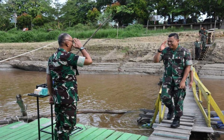 Danrem 121/Abw Brigjen TNI Luqman Arief saat menyambut kedatangan Tim Dispenad 