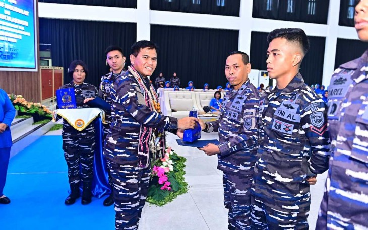 Kasal Laksamana TNI Muhammad Ali saat memberikan penghargaan prajurit berprestasi 