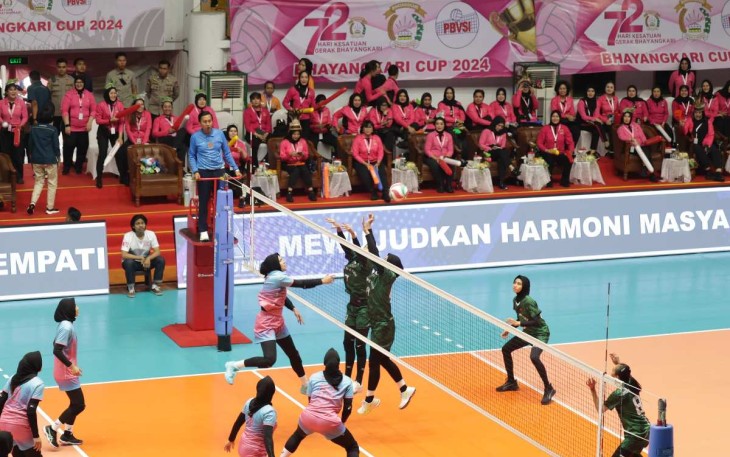 Tim Jatim (hijau) saat memblok serangan Tim Jabar dalam turnamen bola voli Bhayangkari Cup 2024 di Gresik, Selasa (13/8)