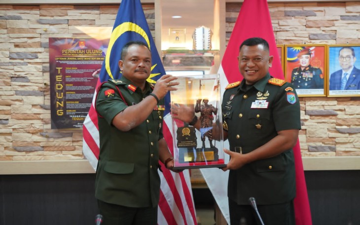 Panglima 3 Briged TDM memberikan cenderamata untuk Danrem 121/Abw Brigjen TNI Luqman Arief, Rabu (14/8)