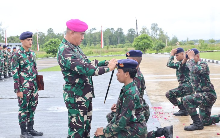 Dandenma Koarmada III Kolonel (Mar) Endrawan Rahmania menyambut prajurit remaja