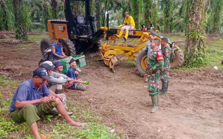 Satgas Berikan Edukasi Tentang Manfaat dan Tujuan Dilaksanakannya TMMD kepada Warga.