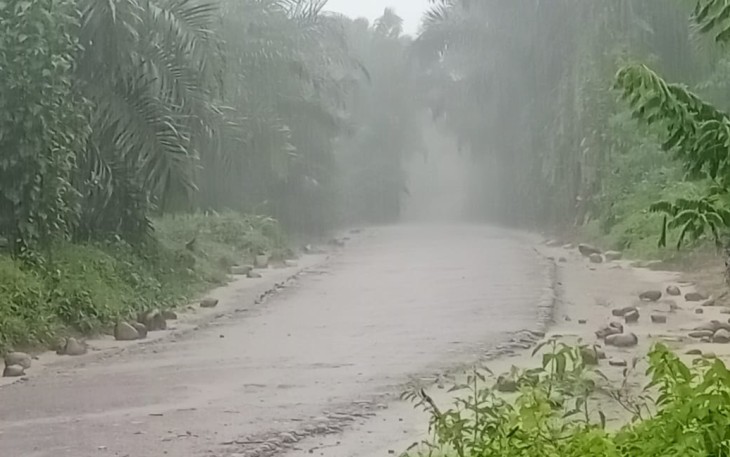 Tak Ada Kebdala Kondisi Badan Jalan yang Sudah Diperkeras di Lokasi TMMD Sedang Diguyur Hujan