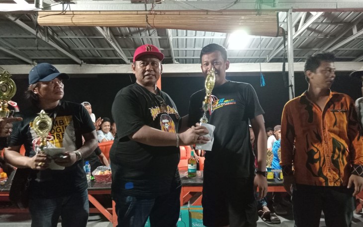 Ketua PAC Pemuda Pancasila Medan Denai Guntur Syahputra Menyerahkan Hadiah Perlombaan HUT 17 Agustus