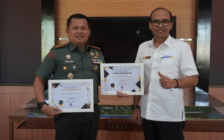 Danrem 071 Wijayakusuma Kolonel Inf Jamaluddin saat menerima penghargaan 