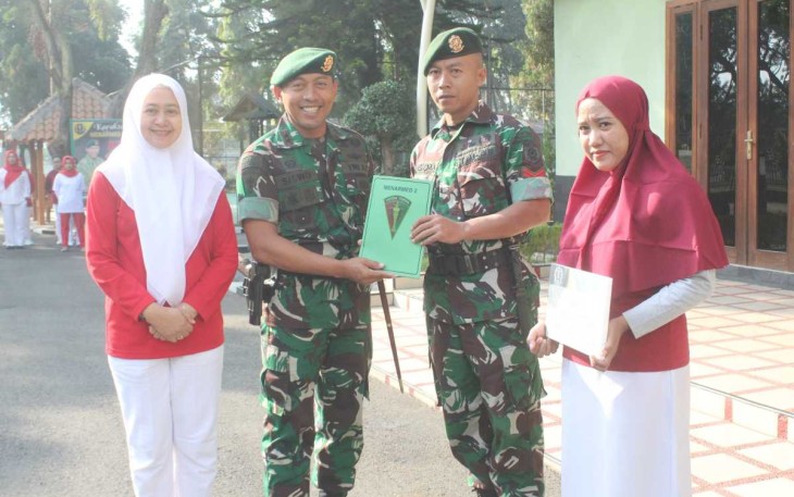 Danmenarmed 2 Kostrad Letkol Arm Siswo Budiarto saat menyerahkan hadiah lomba kebersihan 
