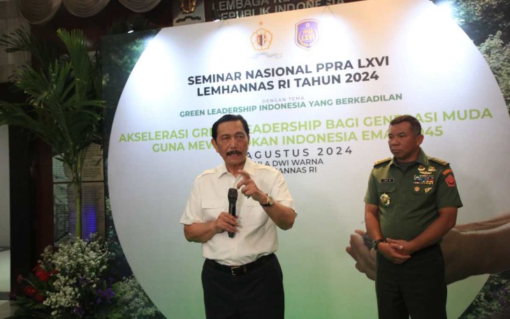 Menko Marves Luhut Binsar Panjaitan bersama Plt Gubernur Lemhanas Letjen TNI Eko Margiyono di Jakarta, Selasa (20/8)