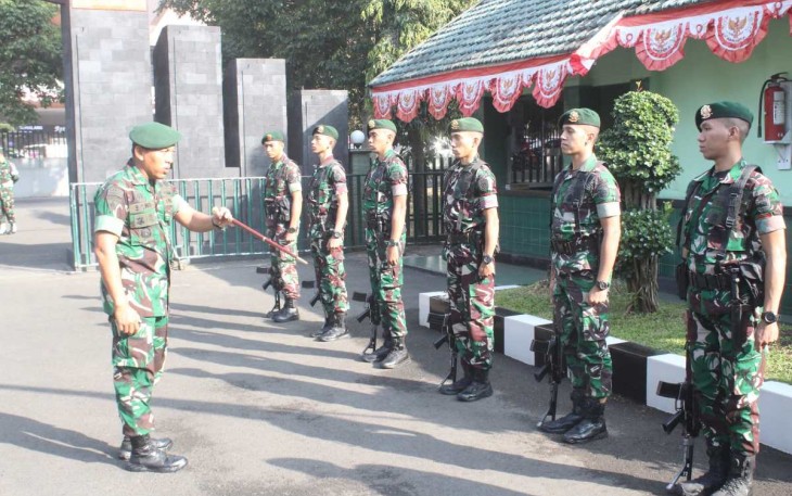 Danmenarmed 2 Kostrad Letkol Arm Siswo Budiarto memberikan arahan anggota regu jajar