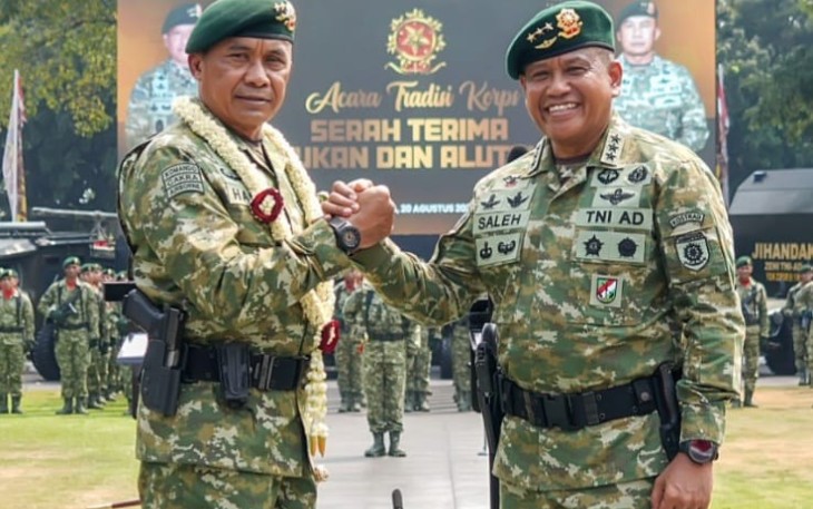 Pangkostrad Mayjen TNI Mohamad Hasan berjabat tangan usai sertijab di Jakarta, Selasa (20/8)
