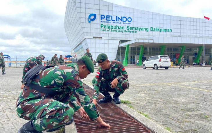 Aksi bersih-bersih satgas Yonarmed 11 Kostrad, Rabu (21/8)