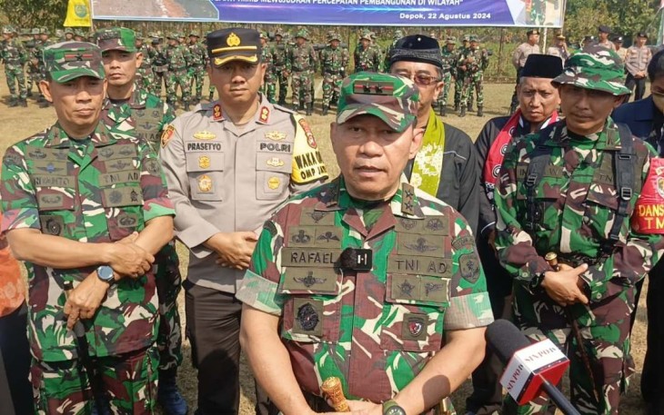 Pangdam Jaya Mayjen TNI Rafael Granada Baay saat memberikan keterangan pers usai penutupan TMMD ke 121 Kodim 0508/Depok di lapangan Bojong Sari, Depok, Kamis (22/8)