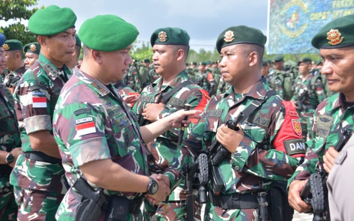 Danrem 092/Maharajalila Brigjen TNI Adek Chandra Kurniawan saat menyambut Satgas Yonarmed 11 Kostrad, Sabtu (24/8)