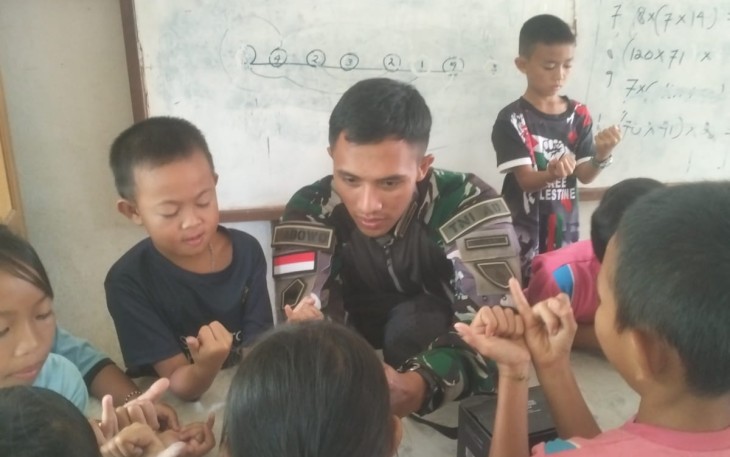 Personel satgas Yonzipur 5/ABW saat menjadi gadik anak-anak di perbatasan 
