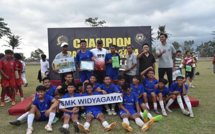 Dandim 0818/Malang-Batu Letkol Inf Yuda Sancoyo foto bersama juara 1 lomba sepak bola U-15, Minggu (25/8)