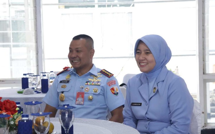 Danlanud Husein Sastranegara Kolonel Pnb Alfian bersama Ketua PIA Ardhya Garini Cabang 4/D.I Ny Annisa Alfian saat memberikan pesan pernikahan