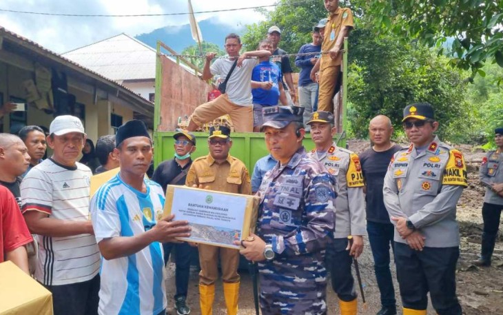 Danlanal Ternate Letkol Laut (P) Supriyadi memberikan bantuan korban banjir bandang, Senin (26/8)