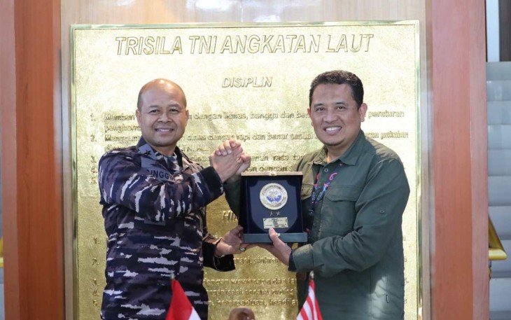 Kepala Staf Koarmada III Laksamana Pertama Singgih Sugiarto saat memberikan cenderamata 