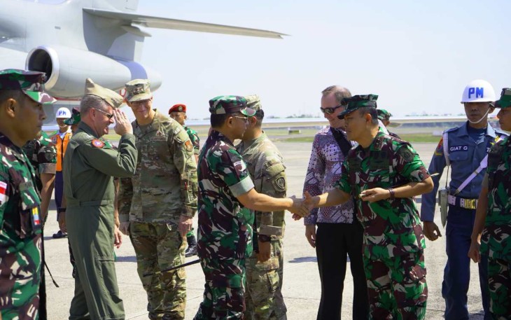 Danpuspenerbal Laksda TNI Sisyani Jaffar saat menyambut kedatangan Panglima TNI