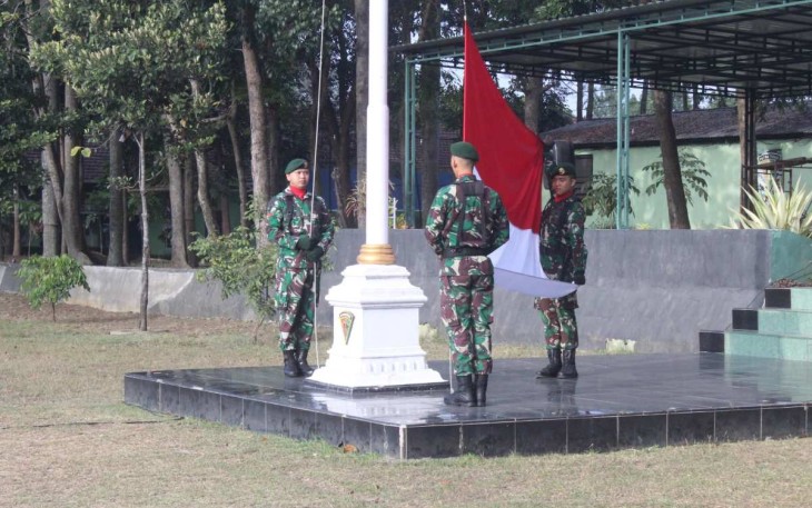 Upacara bendera prajurit Menarmed 2 Kostrad 