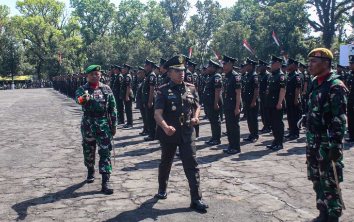 Danrindam V Brawijaya Kolonel Inf Mukhamad Albar saat pengecekan pasukan, Senin (2/9)