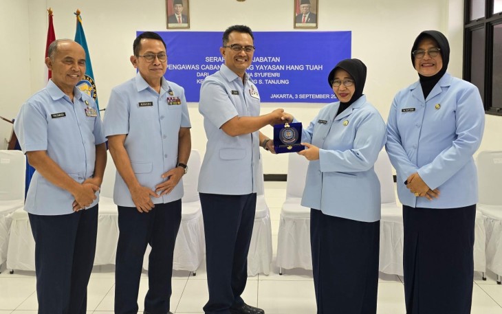 Ketum Yayasan Hang Tuah Laksda (Purn) Dr. Dani Achdani saat memberikan cenderamata 