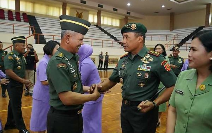 Kasum TNI Letjen TNI Richard Tampubolon memberikan ucapan selamat Pangkostrad Letjen TNI Mohamad Toha di Jakarta, Selasa (3/9)