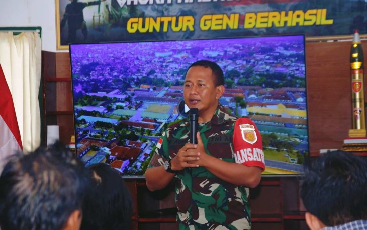 Dansatgas Yonarmed 11 Kostrad Letkol Arm Gde Adhy Surya Mahendra memberikan sambutan dalam coffee morning bersama awak media di Nunukan, Rabu (4/9)