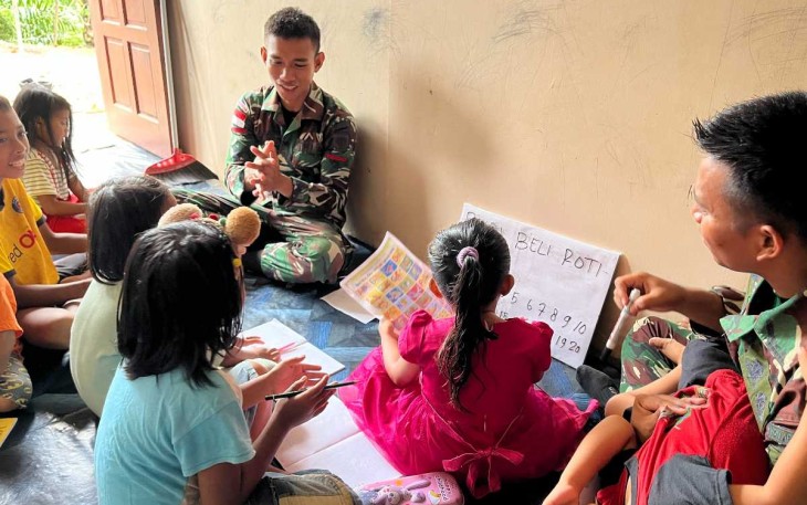 Mengajar anak-anak di perbatasan 