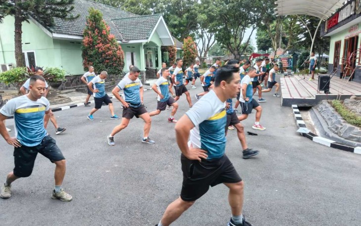 Prajurit Menarmed 2 Kostrad Olahraga Bersama 