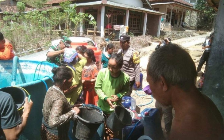 Pendistribusian air bersih warga desa binaan 